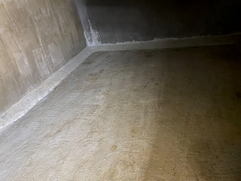 Fundo e paredes da cisterna limpos, depois da limpeza