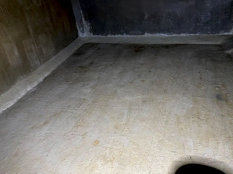 Cisterna de concreto vazia e limpa, fundo e paredes, depois da limpeza
